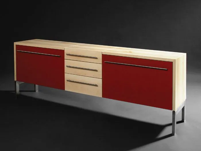 Sideboard: Das Möbel wurde ursprünglich für die Wandmontage entwickelt, ist aber auch in verschiedenen Varianten zum Stellen erhältlich