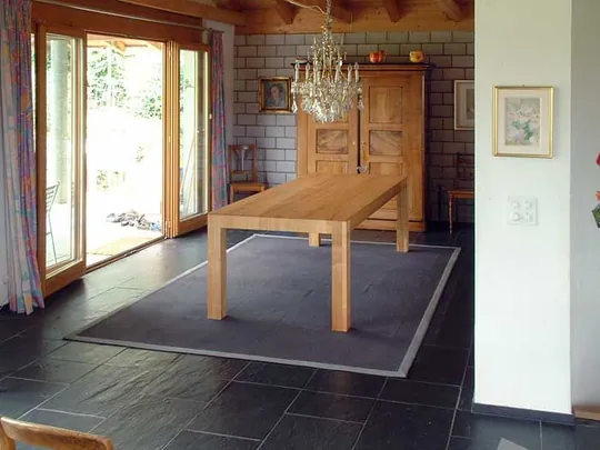 Auszugstisch Stucki-Tamschick: Auszugstisch ausziehbar auf 4850mm, Beine des Auszugs schliessen in die Winkelbeine des Tischgestells aus Kirschbaum massiv