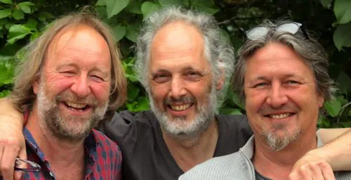 Bernhard Roth, Volker Schreiber und Michael Wyssmann, die drei Schreiner von triplex, lachen in die Kamera